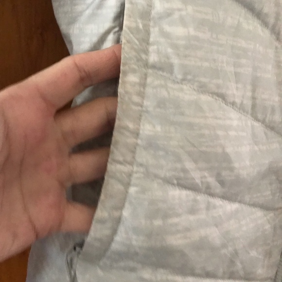 The North Face women’s lightweight puffer jacket. Size medium. - Picture 6 of 6